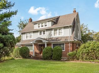 104 Grohmans Ln, Plainview, NY 11803