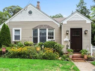 14 Avalon Ct, Malverne, NY 11565
