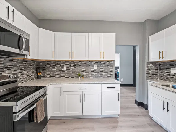2210 E Walnut St, Des Moines, IA 50317
