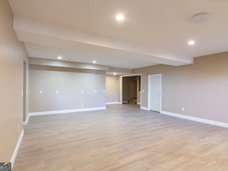 612 Redbud Ln — Photo 61