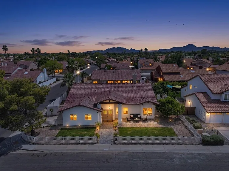 5623 E Claire Dr — Photo 3