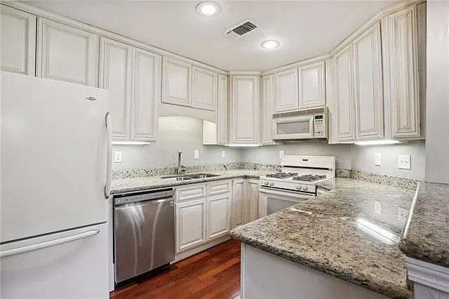 2511 Saint Charles Ave #302 — Photo 11