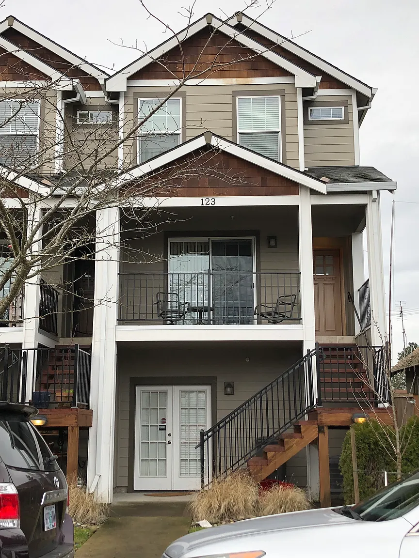 123 NW Bailey Ave photo 1