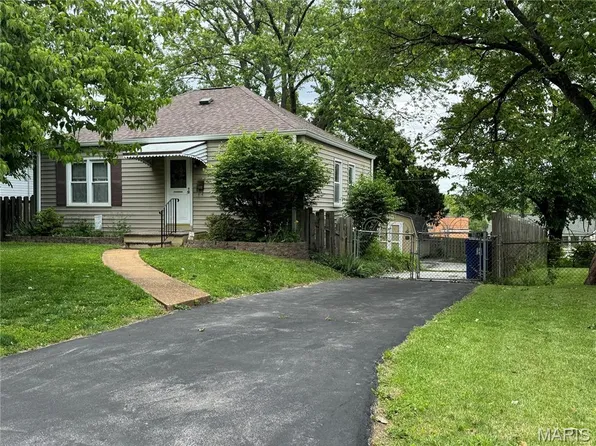 10011 Saint Martha Ln, Saint Ann, MO 63074