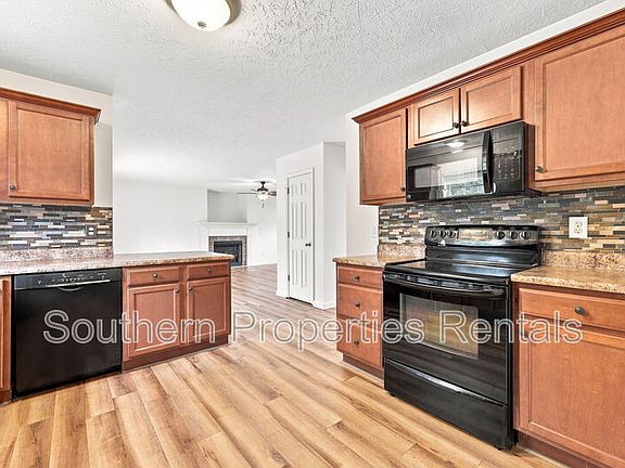 4th image of 96 Rockingham St