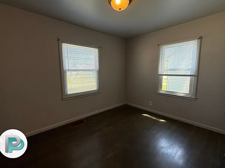 1544 N Hampshire Ave — Photo 7