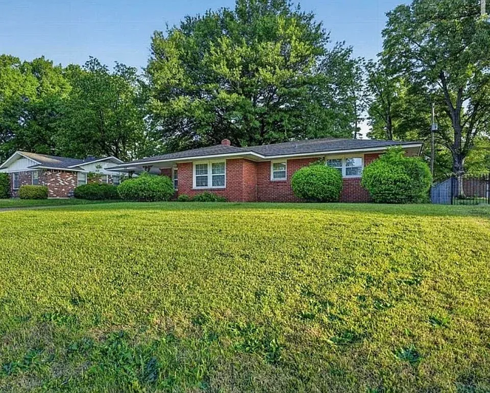 3 bed, 1.0 bath, 1154 sqft, $1,395 — Photo 3