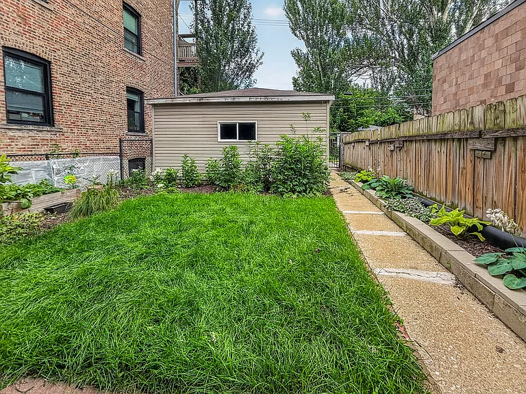 1357 N Rockwell St #1 — Photo 28