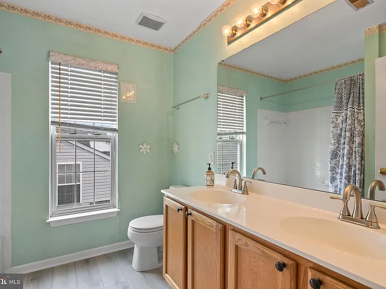 929 N York Dr — Photo 21