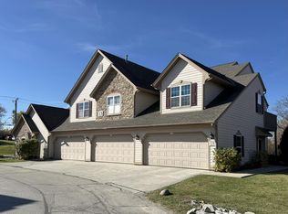 2335 W Vista Bella Dr, Oak Creek, WI 53154