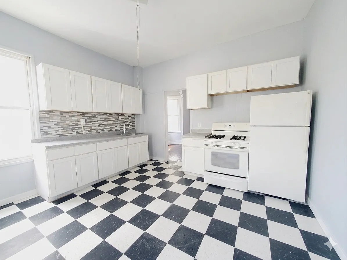 5 bed, 1400 sqft, $4,000 — Photo 1