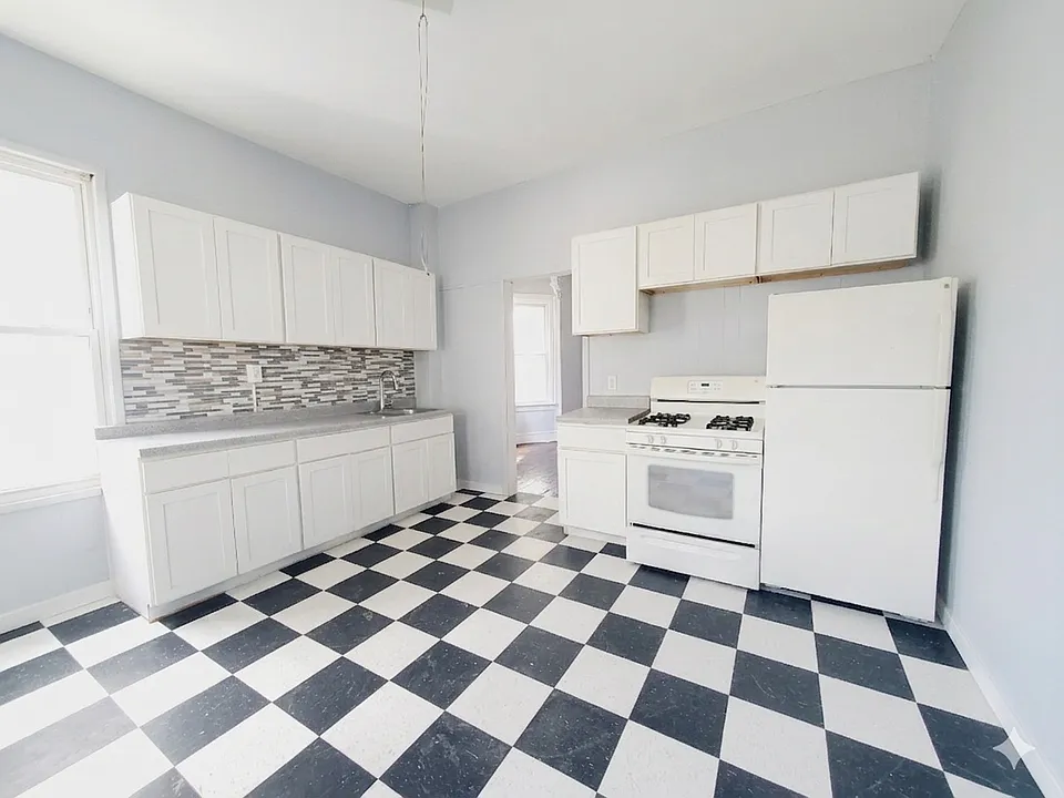 90 Brown Pl #SF