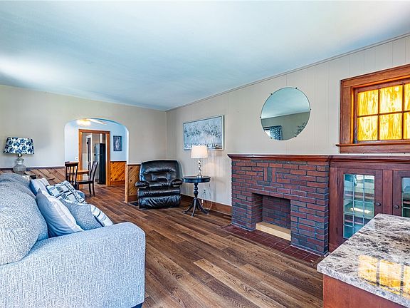 4th image of 236 Longridge Ave