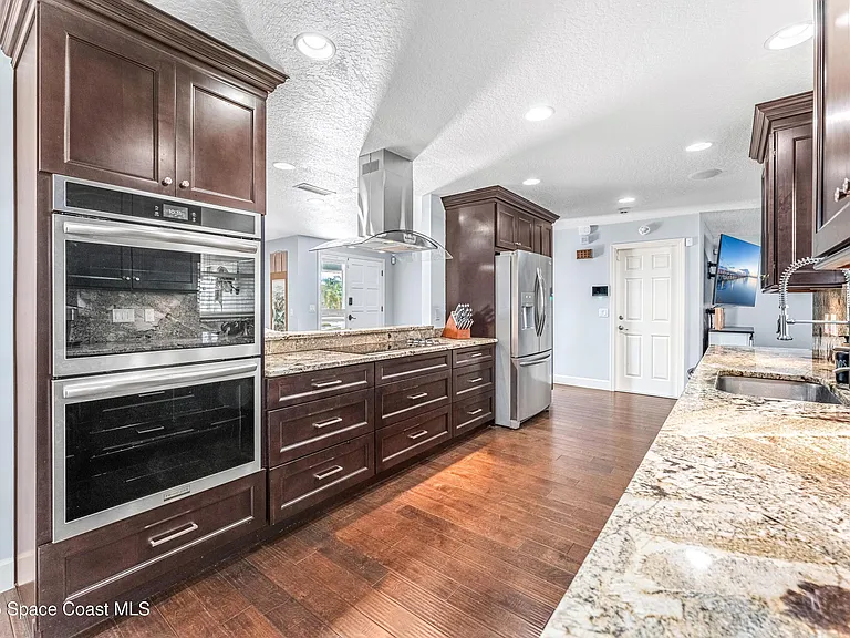 113 Las Palmas — Photo 20