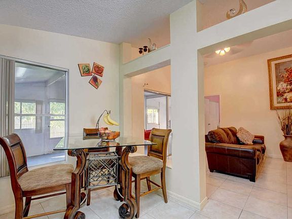 4th image of 5221 Arbor Glen Cir