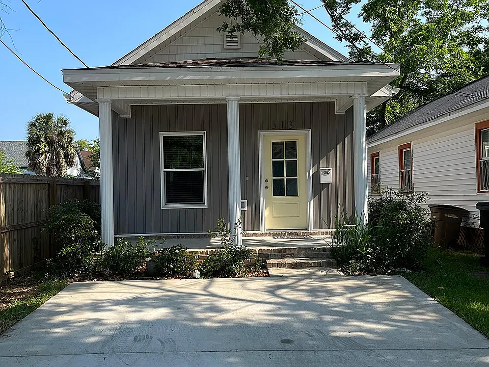 3 bed, 1054 sqft, $2,100 — Photo 1