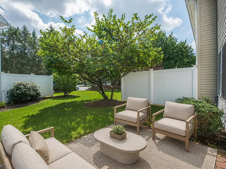 24 Angela Way — Photo 2