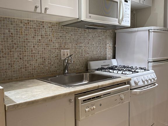 3rd image of 56 W 65th St APT 5J