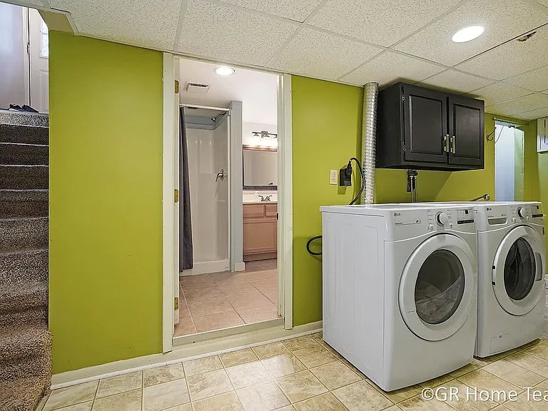 910 Calvin Ave SE — Photo 30