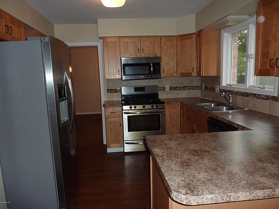 4th image of 912 S Macomber St