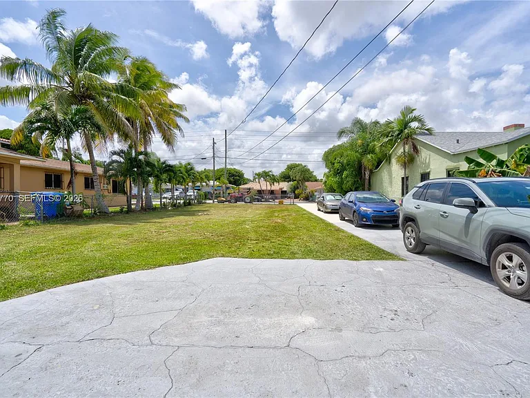 227 SW 30th Ave #B — Photo 15