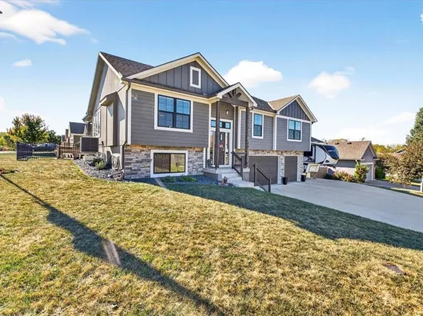 710 Ridge Crest Dr, Raymore, MO 64083