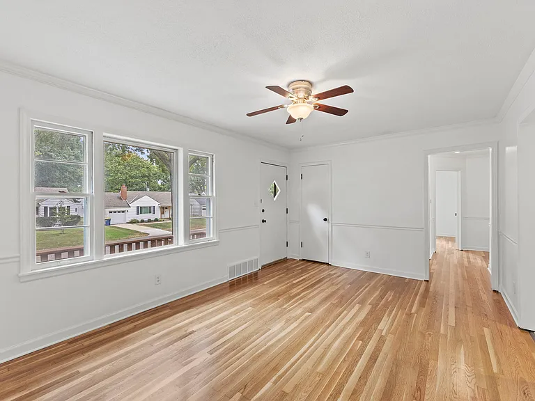5706 Beverly Ave — Photo 2