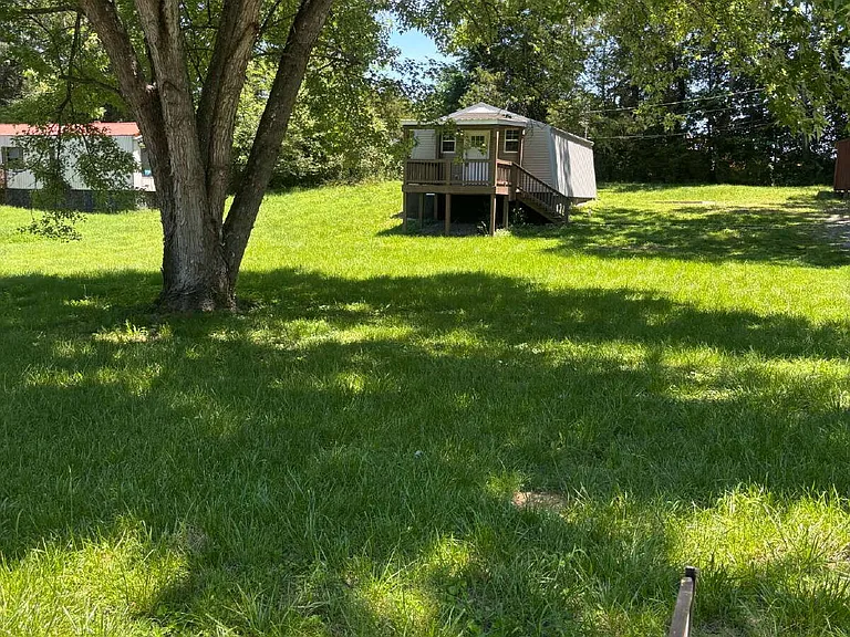 1005 Ross Ln — Photo 2