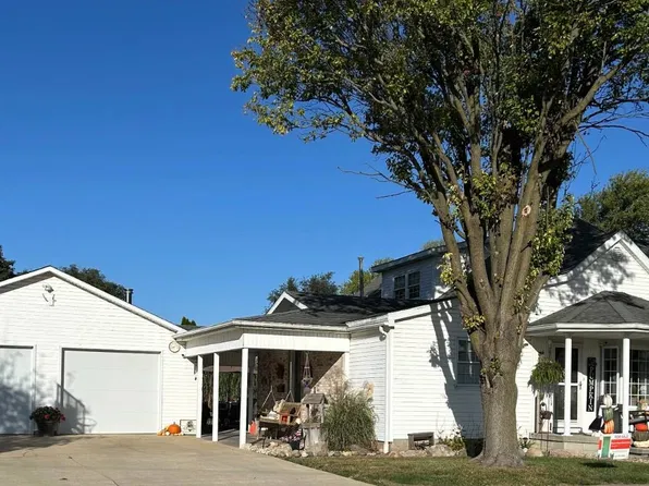 107 N Elm St, Arthur, IL 61911
