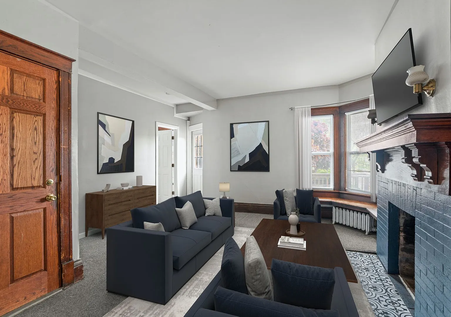 3005 N Maryland 5Bdrm/ 2Bathroom Upper Unit — Photo 1