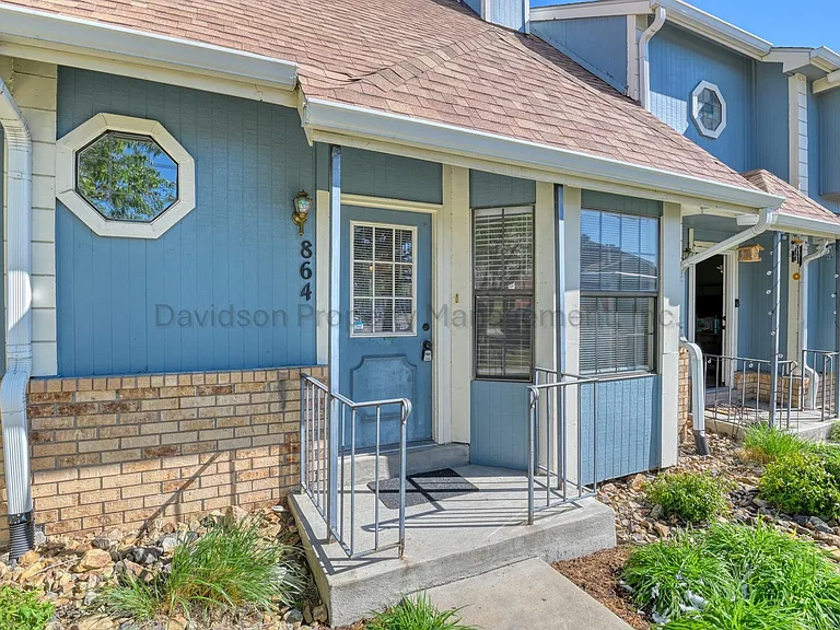 864 London Green Way — Photo 1