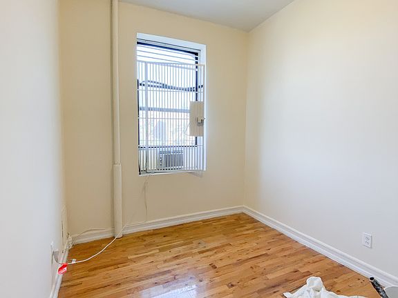 4th image of 700 E 9th St APT 13