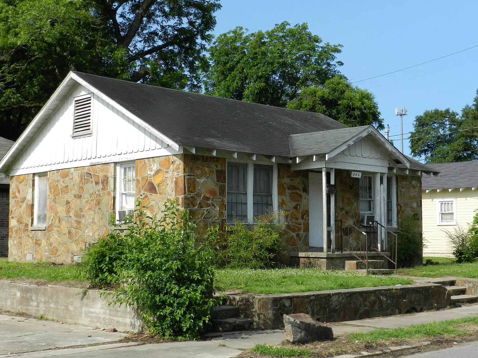 706 W16th - . — Photo 1