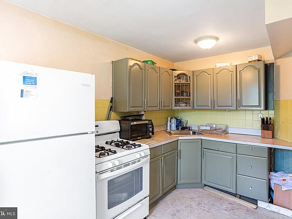 3rd image of 620 W Park Ln