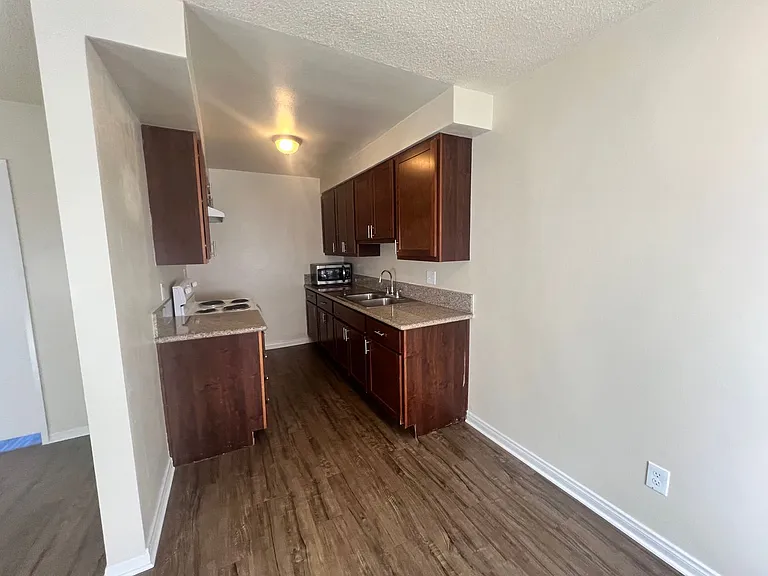 21st7041-7055 — Photo 11