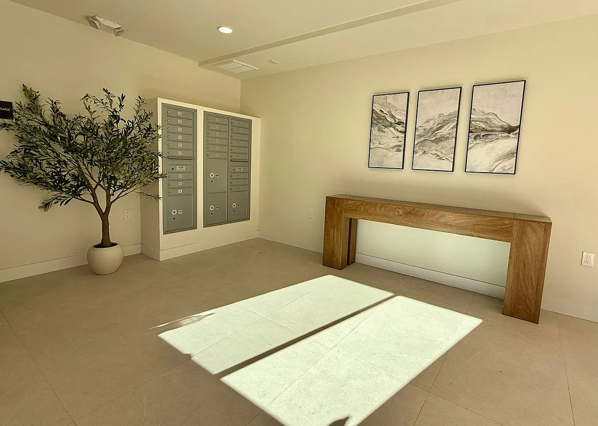 Building Photo - 14535 W Weddington St #1BD E-MODEL