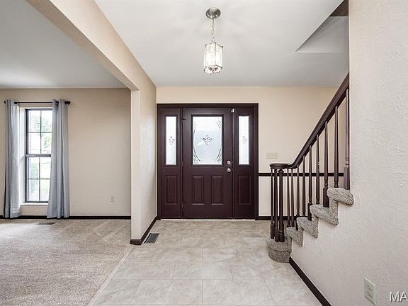4th image of 717 Saint Nicholas Dr