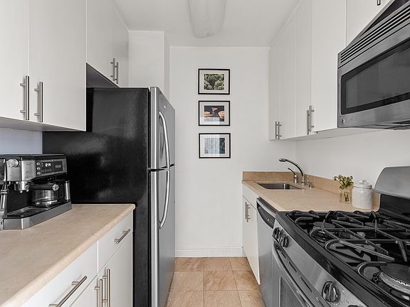 4th image of 30 W 63rd St APT 7W
