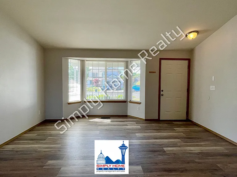 1446 Laredo Dr SE — Photo 4