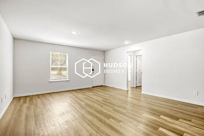 3 bed, 2.0 bath, 1090 sqft, $1,399 — Photo 3