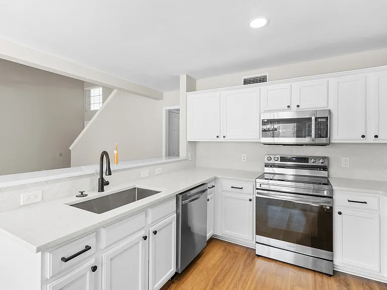922 Binbrook Dr — Photo 5