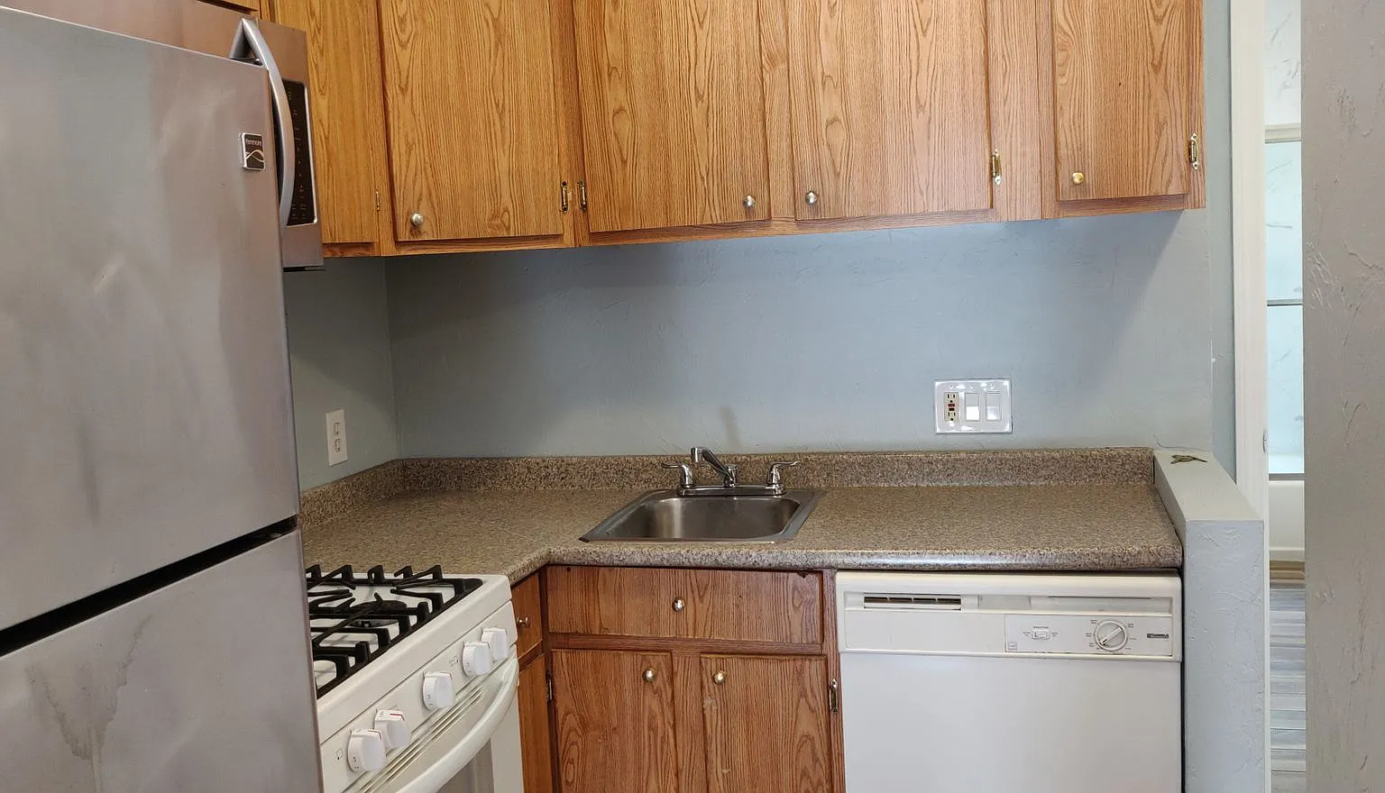 No Brokers Fee, Spacious Renovated Unit in Allston. Central AC. Steps from the T Stop — Photo 4