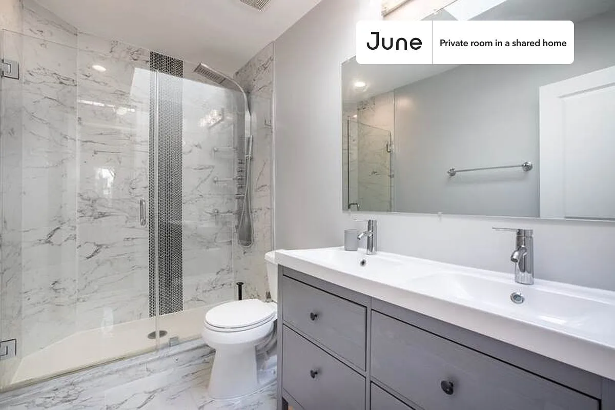 Queen bedroom in 4 bed/3.5 bath home in Petworth #289 A — Photo 4