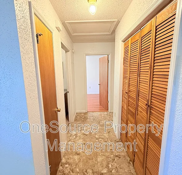 915 W Clark St #F — Photo 7