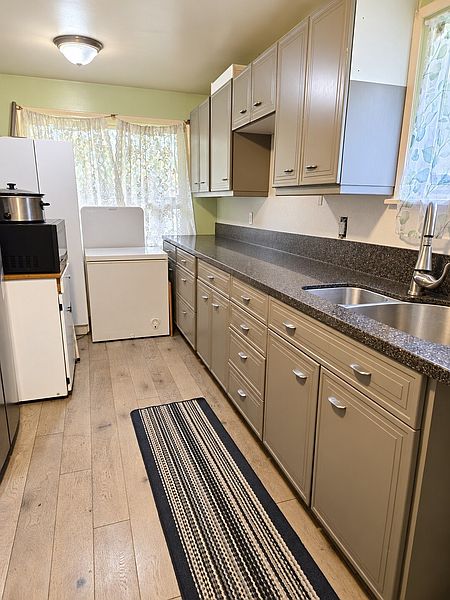 4th image of 2624 E Grand Avenue