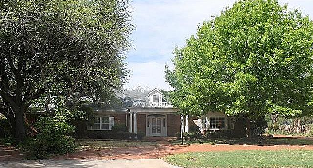 2nd image of 3917 Monticello Cir