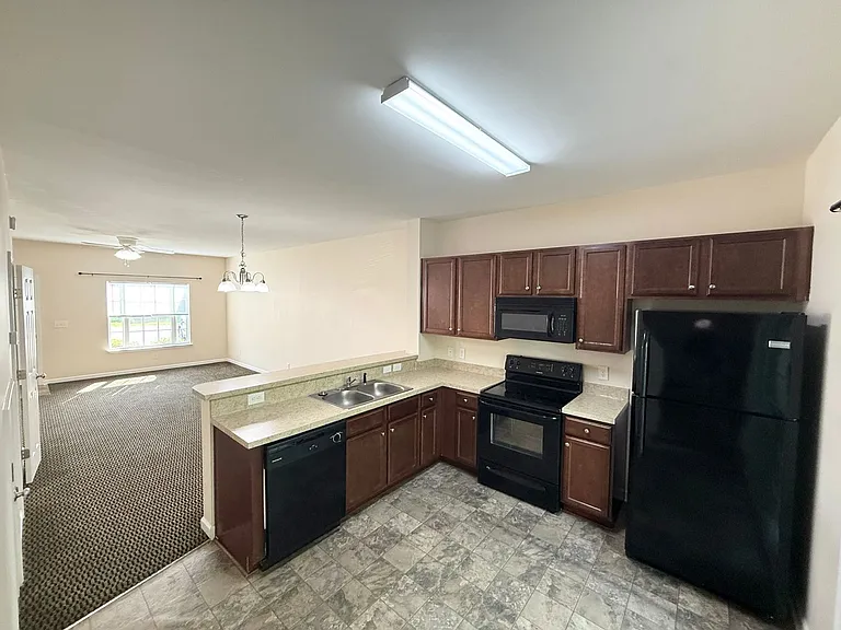 113 Spring Creek Dr — Photo 3