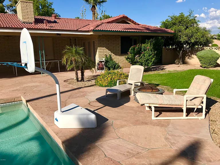 185 E Cercado Ln — Photo 36