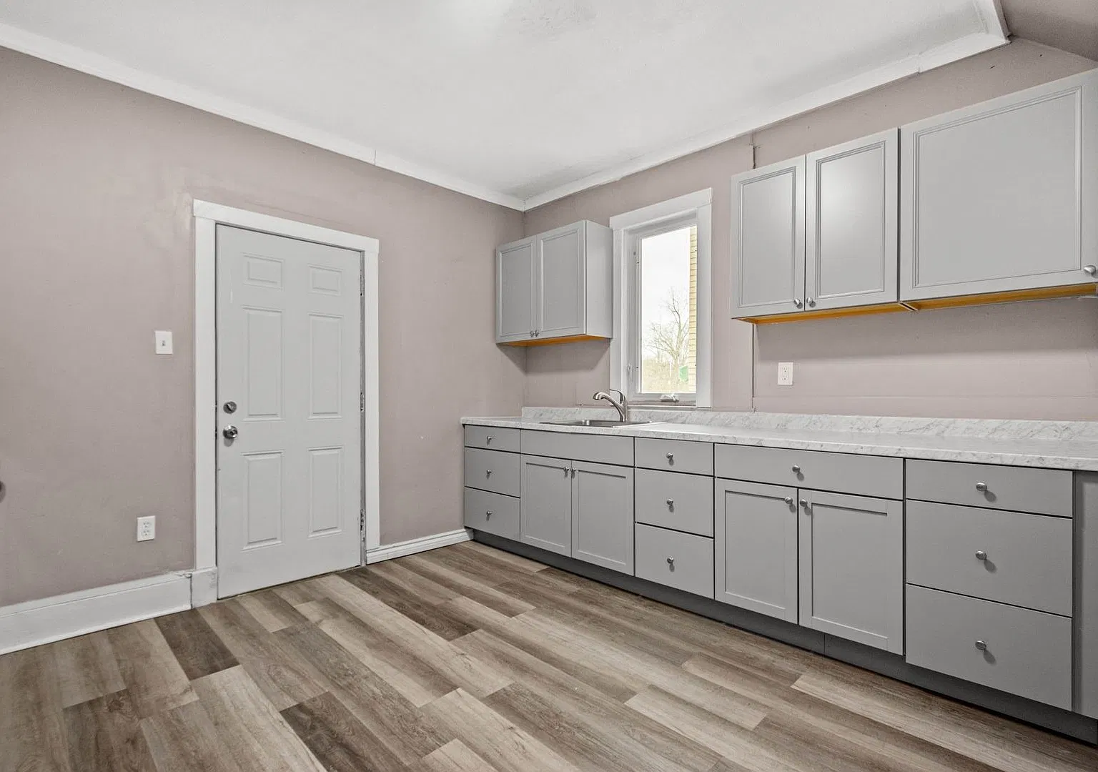 Stunning 3 bedroom home in Aliquippa available November 1! — Photo 3