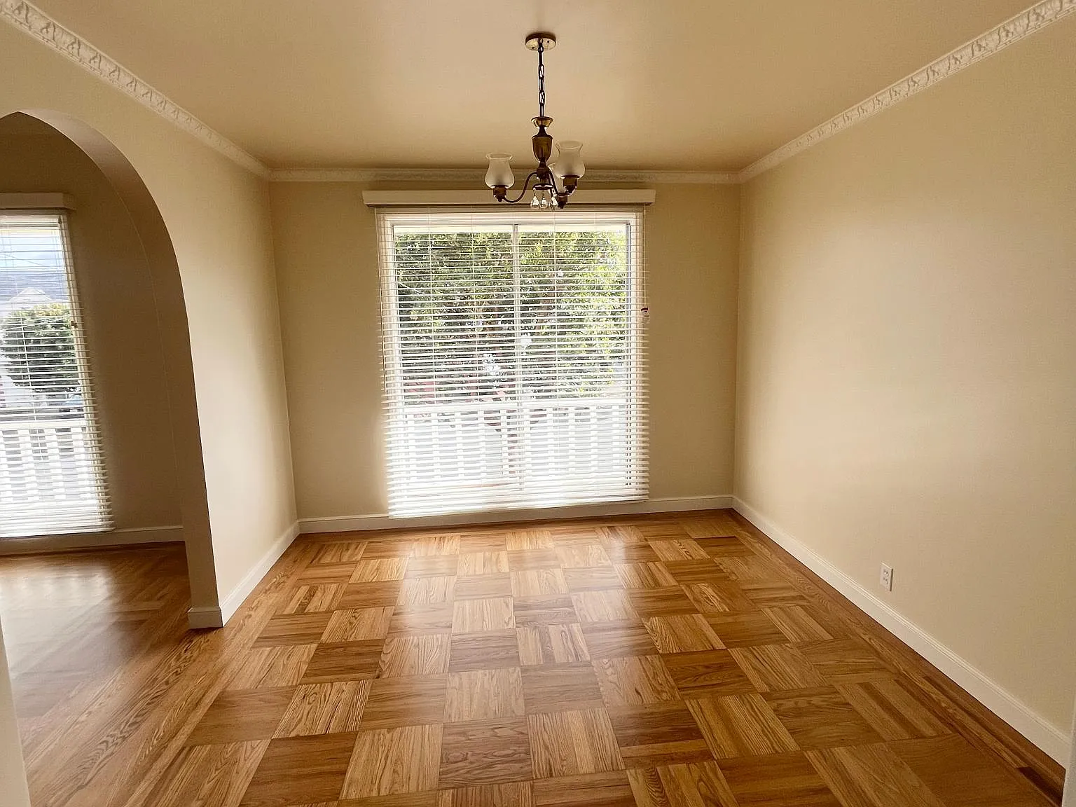 4 bed, 1355 sqft, $8,100 — Photo 2